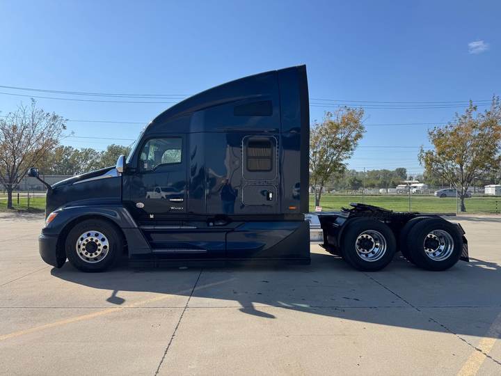 2024 Kenworth T680 76" Raised Roof Sleeper, exterior photo 5