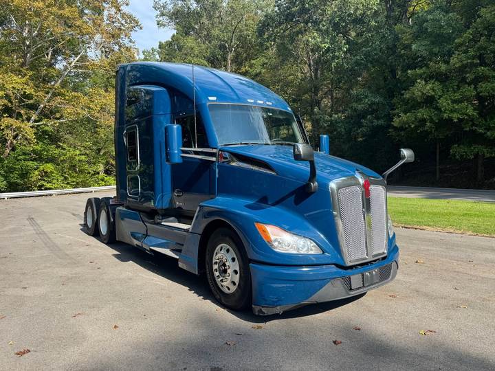 2024 Kenworth T680 76" Raised Roof Sleeper, exterior photo 1