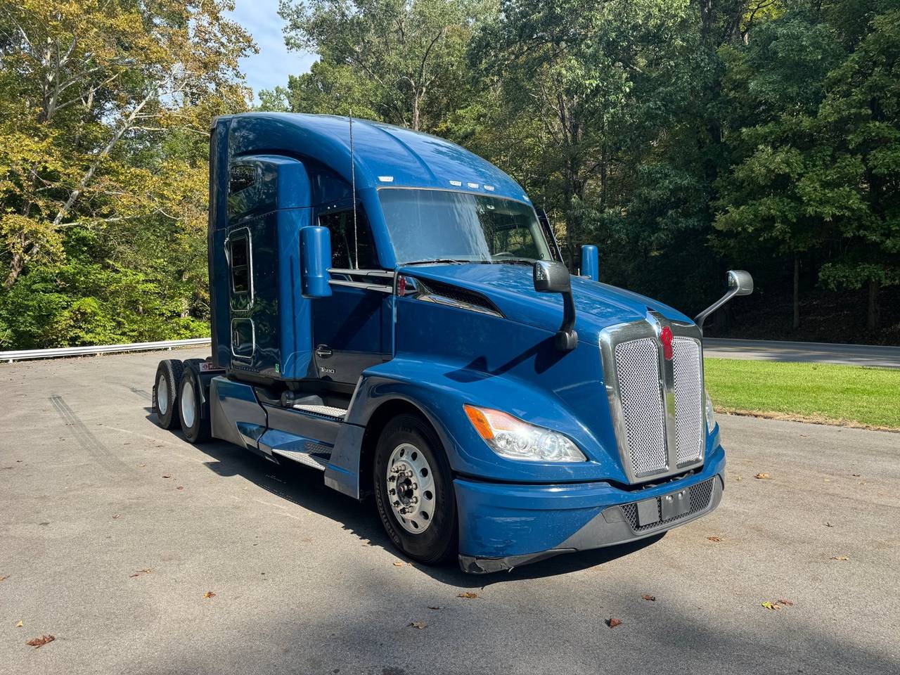 2024 Kenworth T680 76" Raised Roof Sleeper, exterior photo 1