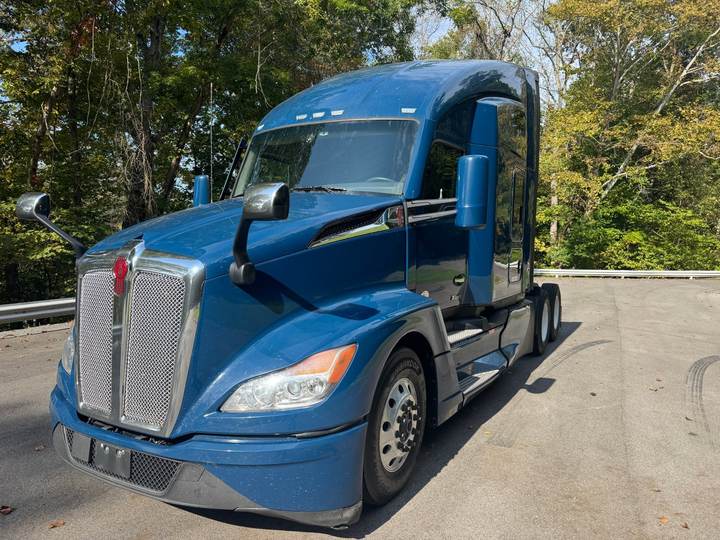 2024 Kenworth T680 76" Raised Roof Sleeper, exterior photo 2