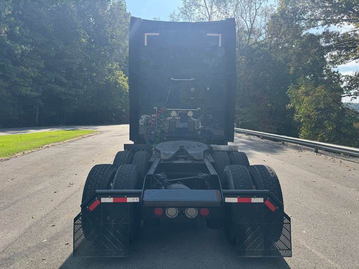 2024 Kenworth T680 76" Raised Roof Sleeper, exterior photo 3