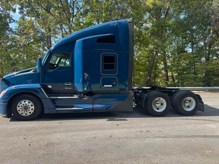 2024 Kenworth T680 76" Raised Roof Sleeper, exterior photo 4