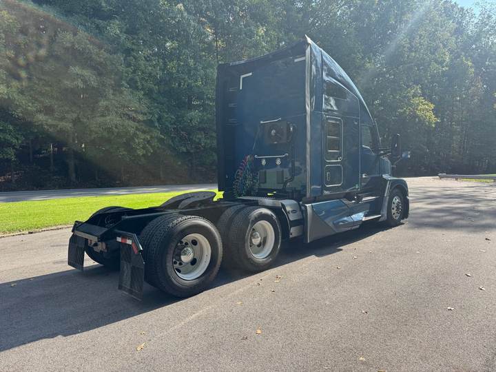 2024 Kenworth T680 76" Raised Roof Sleeper, exterior photo 6