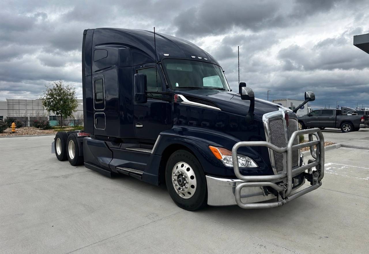 2024 Kenworth T680 76" Raised Roof Sleeper, exterior photo 1