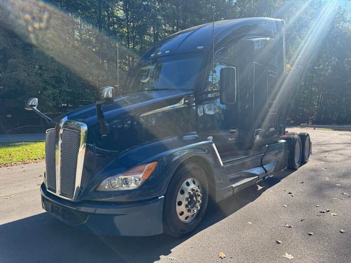 2024 Kenworth T680 76" Raised Roof Sleeper, exterior photo 2