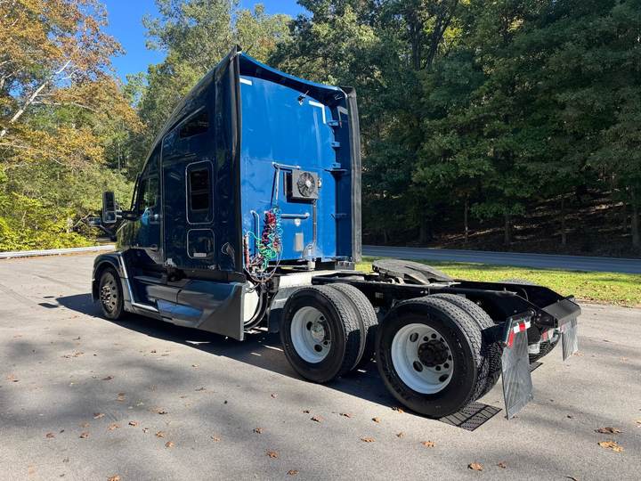 2024 Kenworth T680 76" Raised Roof Sleeper, exterior photo 4