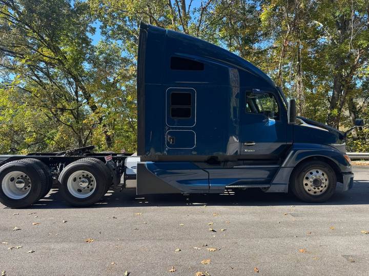 2024 Kenworth T680 76" Raised Roof Sleeper, exterior photo 5