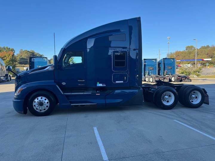 2024 Kenworth T680 76" Raised Roof Sleeper, exterior photo 4