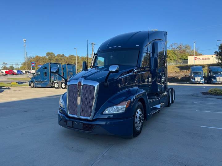 2024 Kenworth T680 76" Raised Roof Sleeper, exterior photo 2