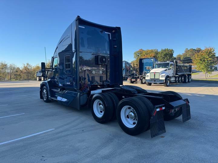 2024 Kenworth T680 76" Raised Roof Sleeper, exterior photo 5