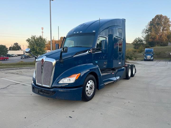2024 Kenworth T680 76" Raised Roof Sleeper, exterior photo 2