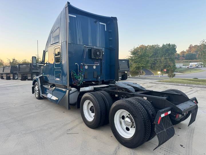 2024 Kenworth T680 76" Raised Roof Sleeper, exterior photo 4