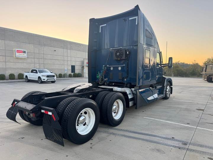 2024 Kenworth T680 76" Raised Roof Sleeper, exterior photo 5
