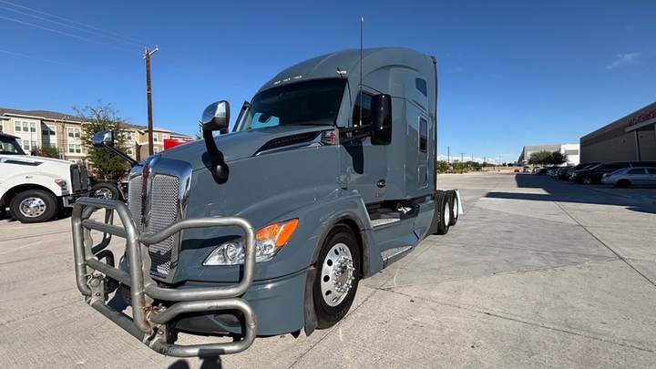 2024 Kenworth T680 76" Raised Roof Sleeper, exterior photo 2