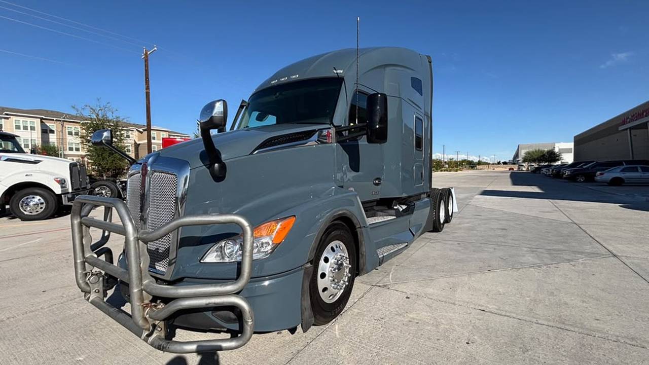 2024 Kenworth T680 76" Raised Roof Sleeper, exterior photo 2