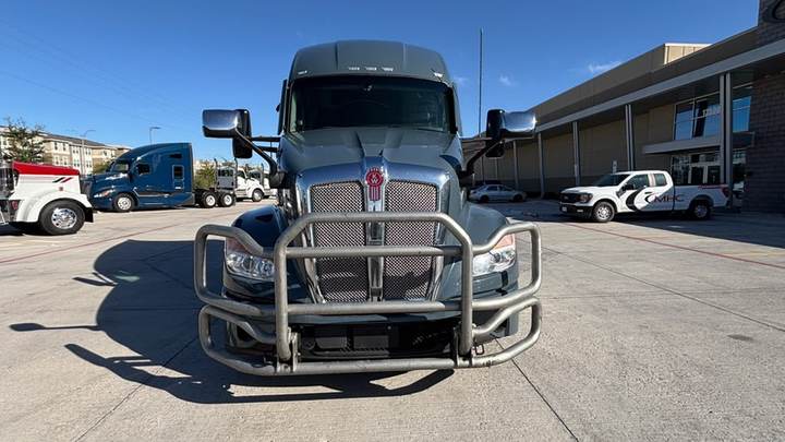 2024 Kenworth T680 76" Raised Roof Sleeper, exterior photo 3