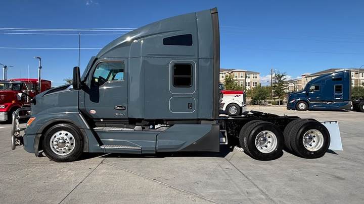 2024 Kenworth T680 76" Raised Roof Sleeper, exterior photo 4