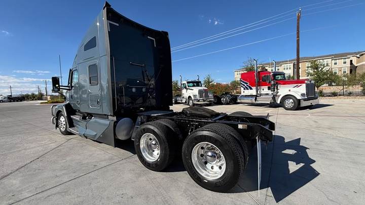 2024 Kenworth T680 76" Raised Roof Sleeper, exterior photo 5