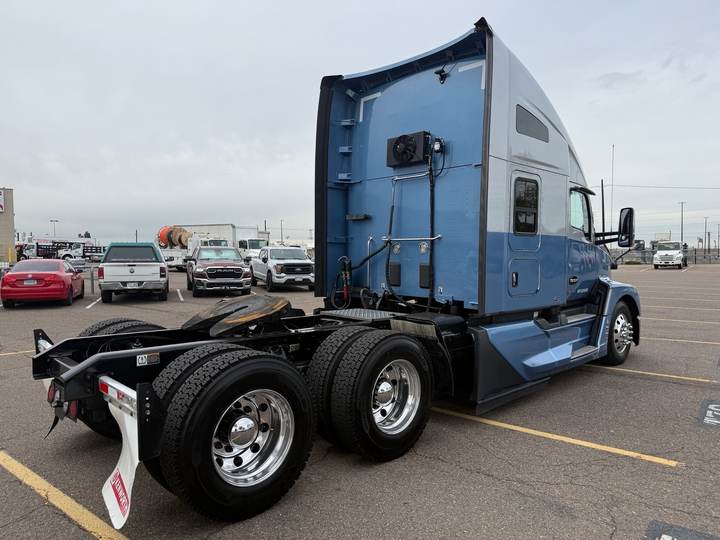2024 Kenworth T680 76" Raised Roof Sleeper, exterior photo 4