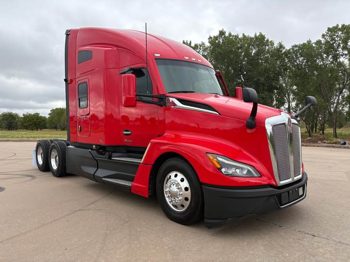 2024 Kenworth T680 76" Raised Roof Sleeper, exterior photo 1