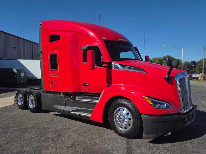 2024 Kenworth T680 76" Raised Roof Sleeper, exterior photo 1