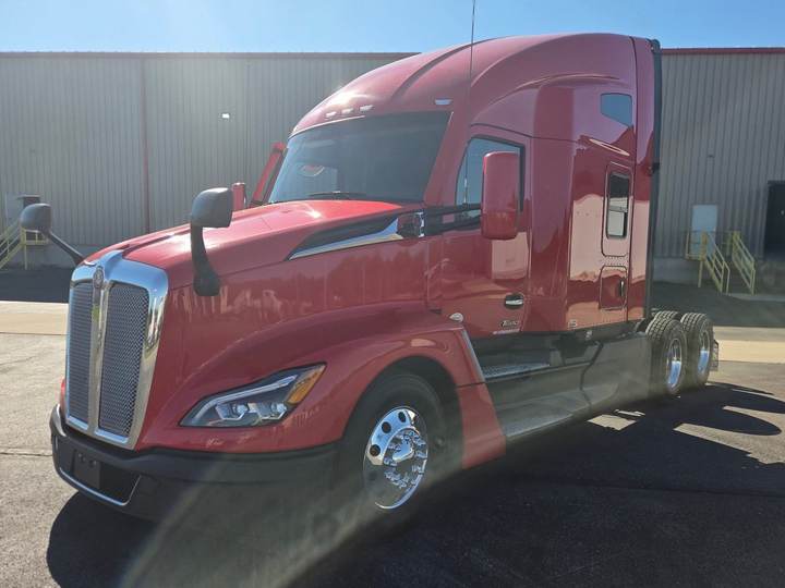 2024 Kenworth T680 76" Raised Roof Sleeper, exterior photo 2
