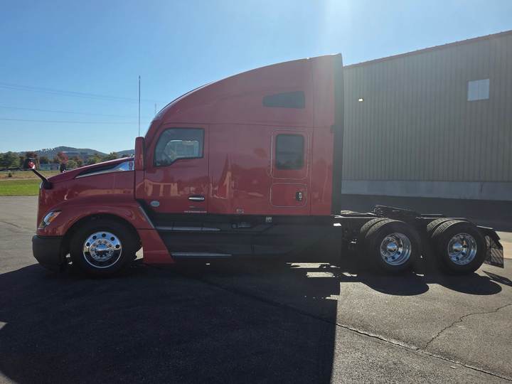 2024 Kenworth T680 76" Raised Roof Sleeper, exterior photo 4