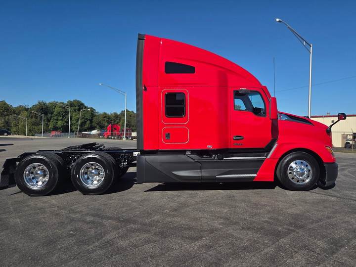 2024 Kenworth T680 76" Raised Roof Sleeper, exterior photo 5