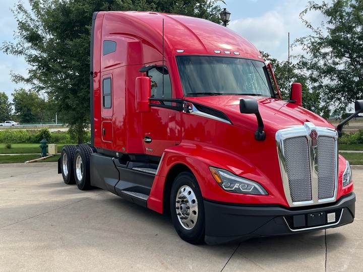 2024 Kenworth T680 76" Raised Roof Sleeper, exterior photo 1