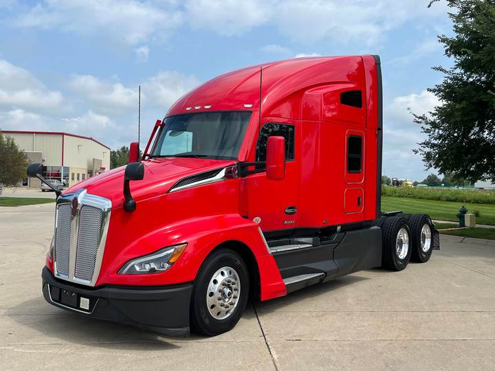 2024 Kenworth T680 76" Raised Roof Sleeper, exterior photo 2
