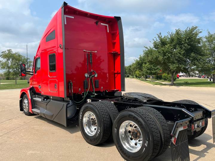 2024 Kenworth T680 76" Raised Roof Sleeper, exterior photo 5