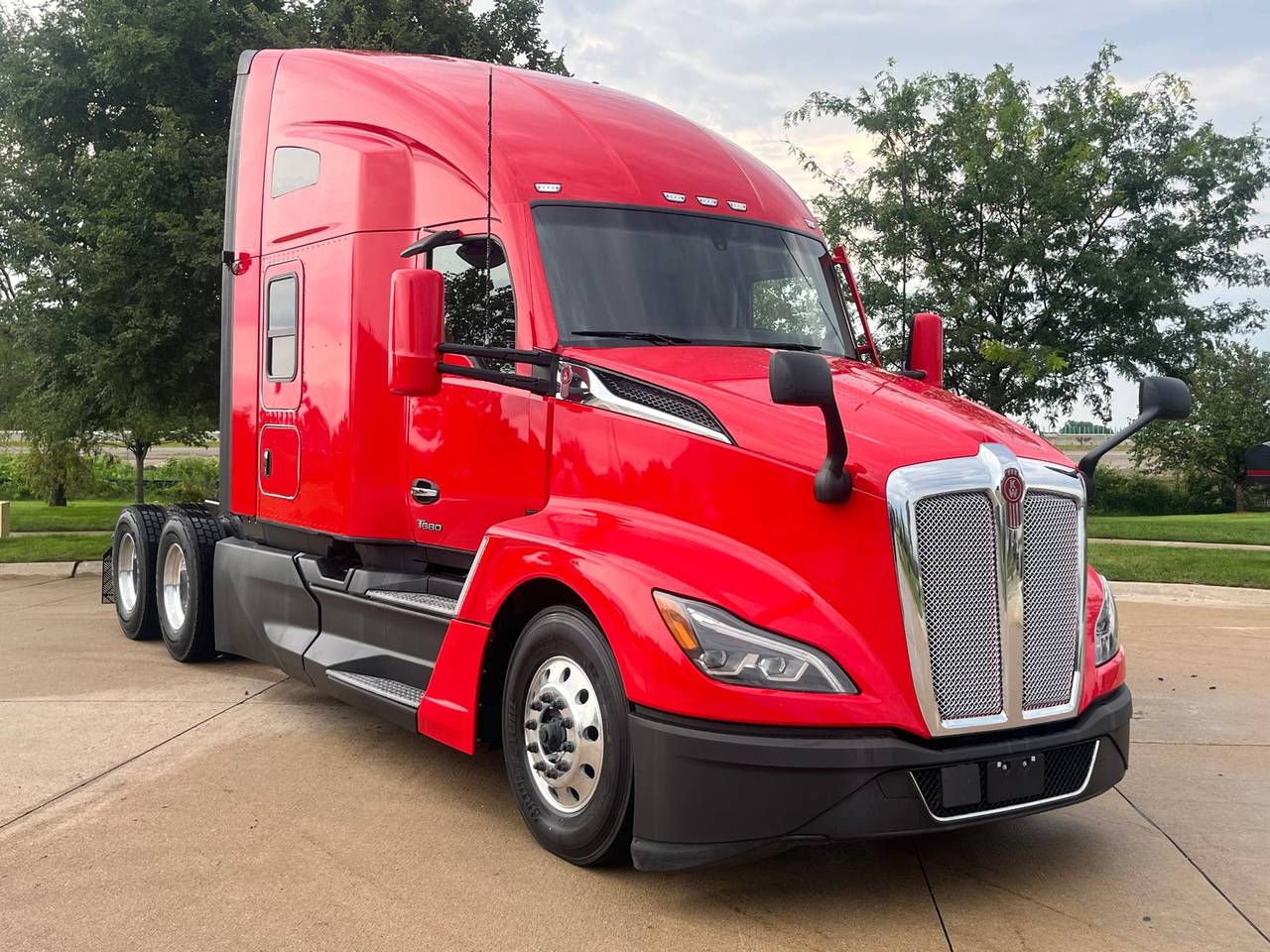 2024 Kenworth T680 76" Raised Roof Sleeper, exterior photo 1