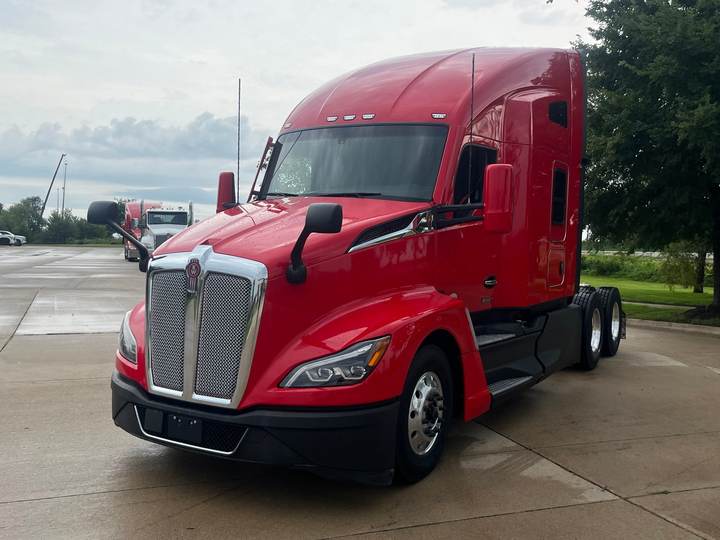 2024 Kenworth T680 76" Raised Roof Sleeper, exterior photo 2