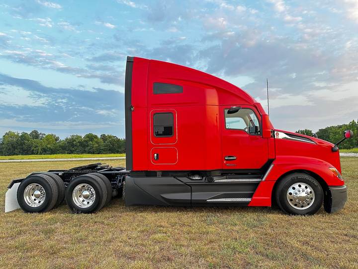2024 Kenworth T680 76" Raised Roof Sleeper, exterior photo 2