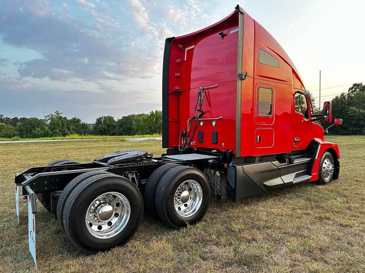 2024 Kenworth T680 76" Raised Roof Sleeper, exterior photo 3