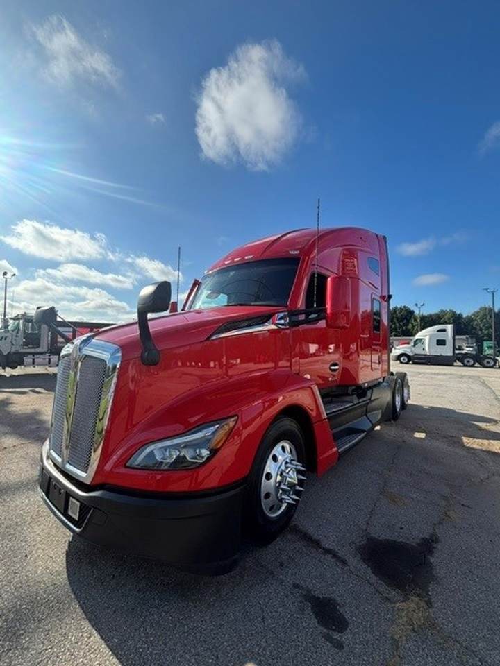 2024 Kenworth T680 76" Raised Roof Sleeper, exterior photo 3