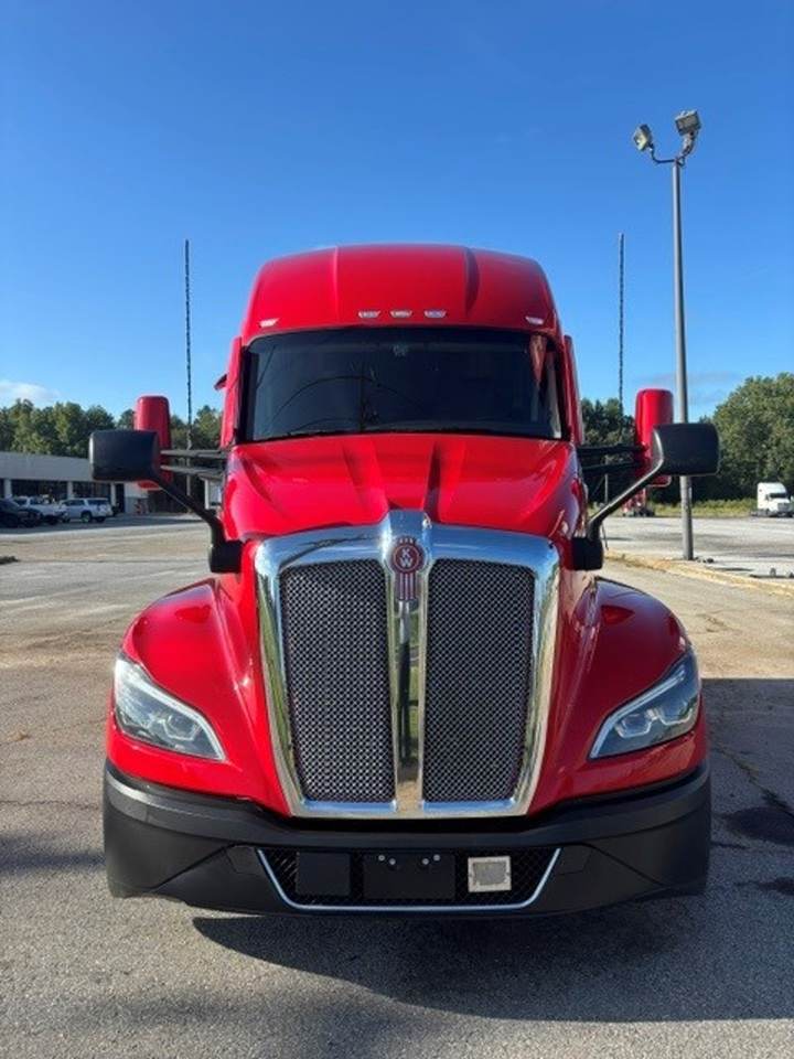 2024 Kenworth T680 76" Raised Roof Sleeper, exterior photo 4