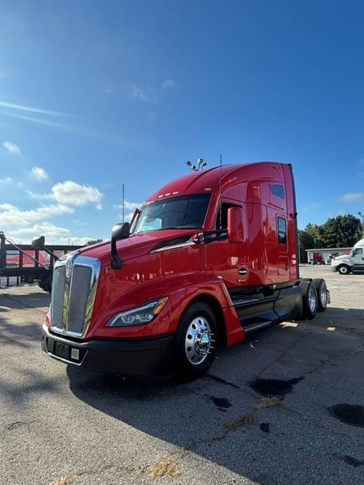 2024 Kenworth T680 76" Raised Roof Sleeper, exterior photo 5