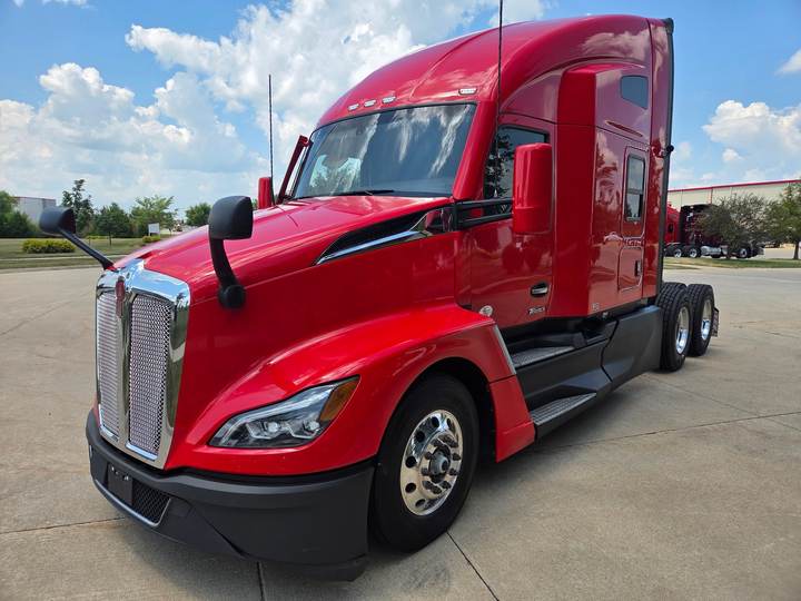 2024 Kenworth T680 76" Raised Roof Sleeper, exterior photo 2