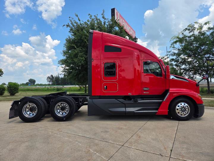 2024 Kenworth T680 76" Raised Roof Sleeper, exterior photo 4