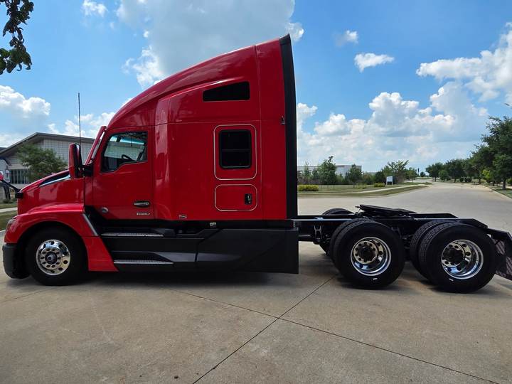 2024 Kenworth T680 76" Raised Roof Sleeper, exterior photo 5