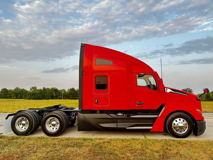 2024 Kenworth T680 76" Raised Roof Sleeper, exterior photo 2