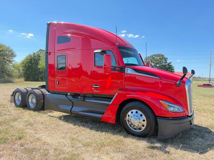 2024 Kenworth T680 76" Raised Roof Sleeper, exterior photo 1