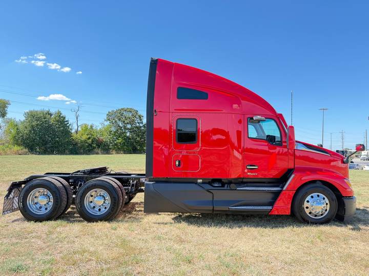 2024 Kenworth T680 76" Raised Roof Sleeper, exterior photo 2