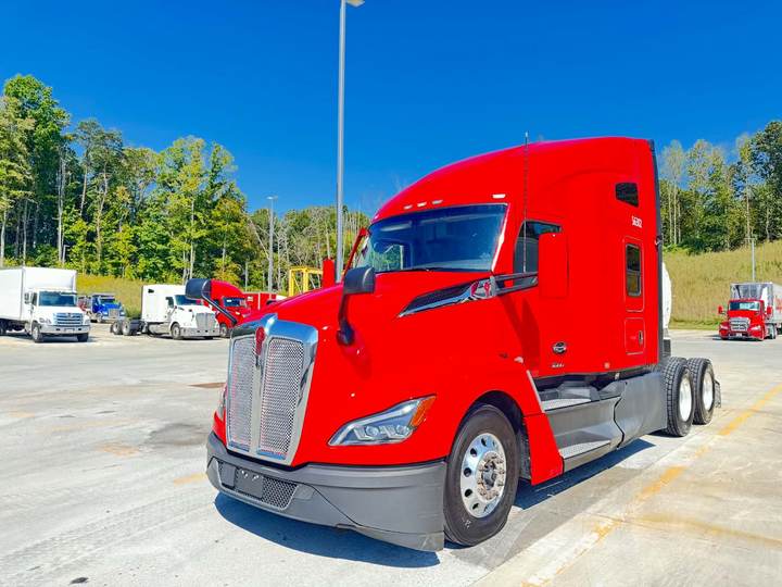 2024 Kenworth T680 76" Raised Roof Sleeper, exterior photo 2