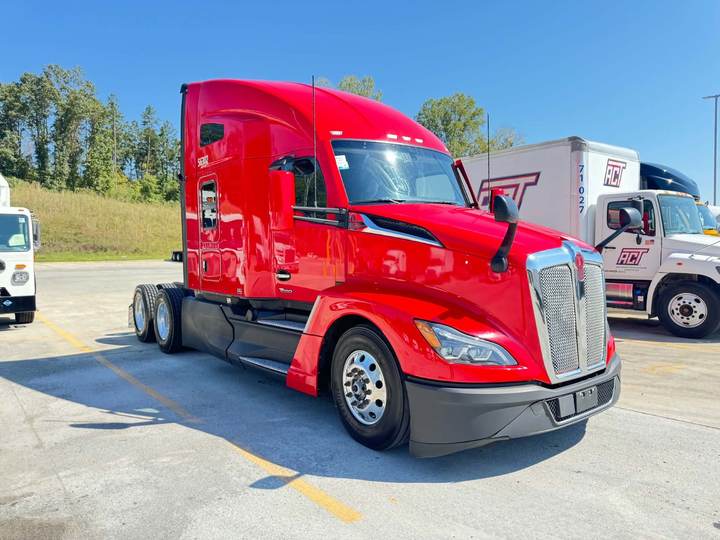 2024 Kenworth T680 76" Raised Roof Sleeper, exterior photo 4