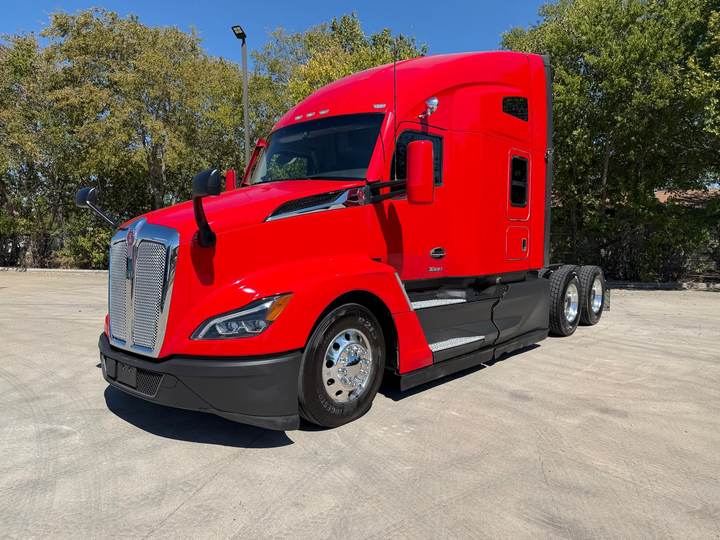 2024 Kenworth T680 76" Raised Roof Sleeper, exterior photo 2