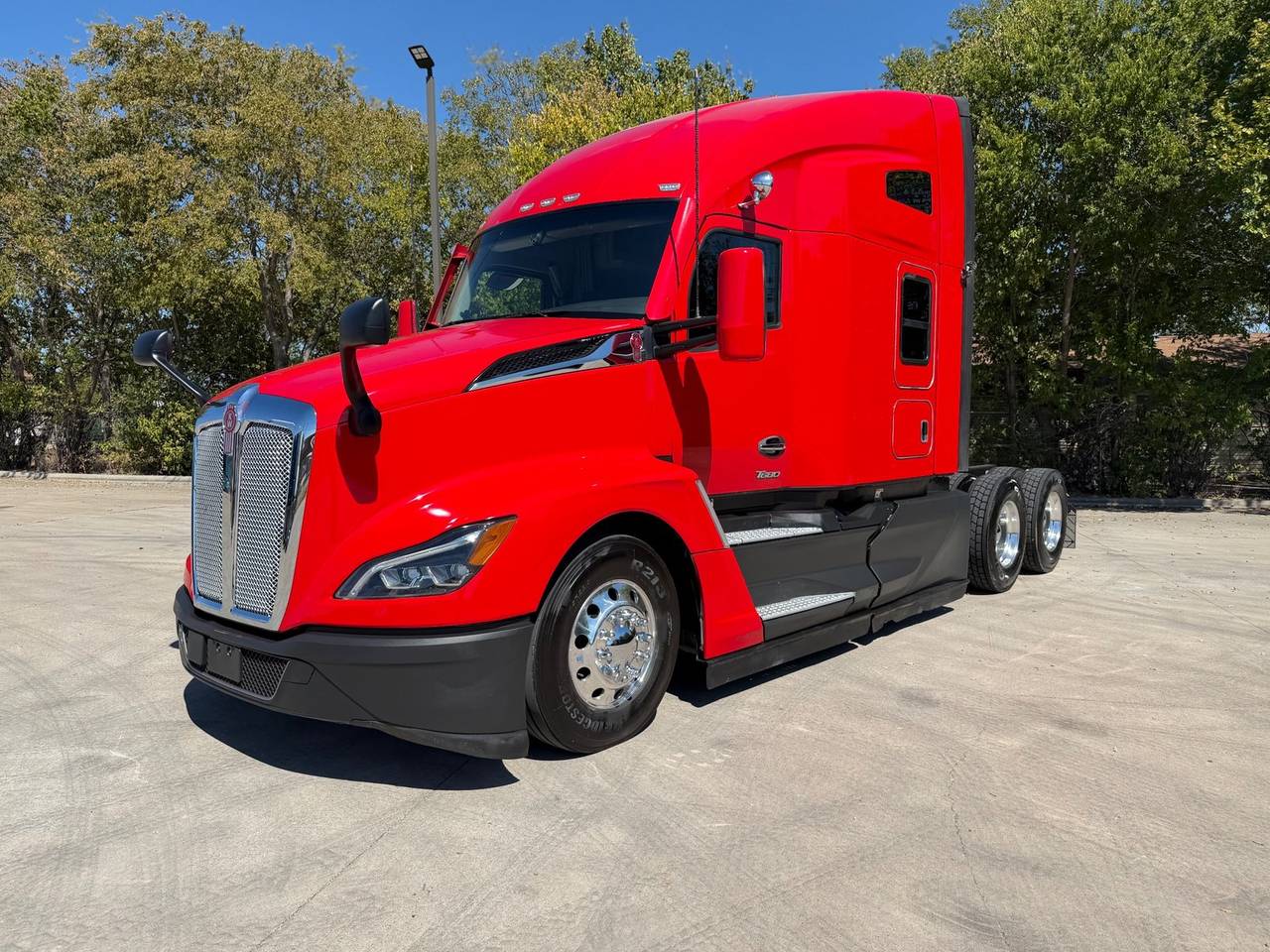 2024 Kenworth T680 76" Raised Roof Sleeper, exterior photo 2