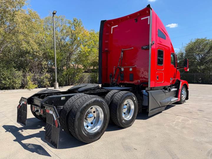 2024 Kenworth T680 76" Raised Roof Sleeper, exterior photo 3