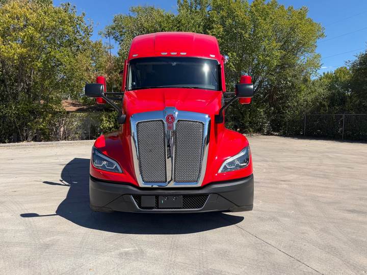 2024 Kenworth T680 76" Raised Roof Sleeper, exterior photo 4